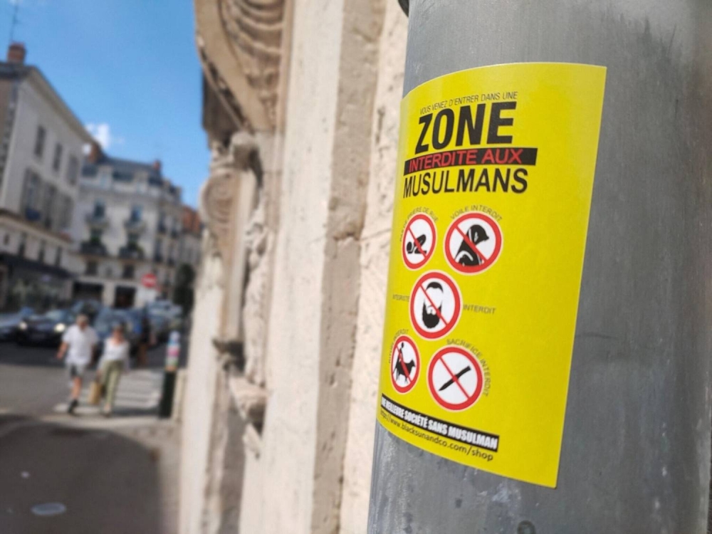 ملصقات ورموز معادية للإسلام وضد الحجاب والصلاة تثير الغضب في فرنسا