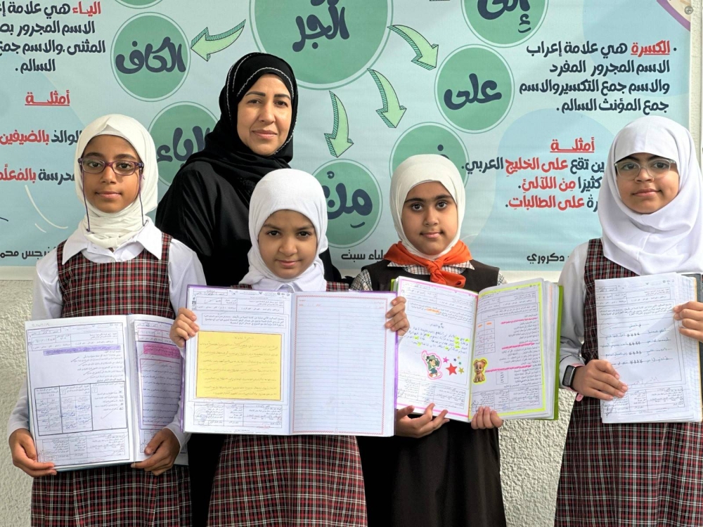 طالبات المعلمة علياء سبت في السنابس الابتدائية كاتبات للقصص والأشعار