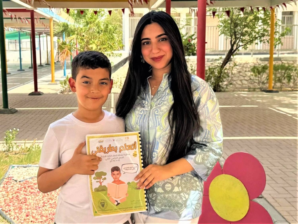 المعلمة مريم زويد ترتقي بمستوى أحمد وتقوده للدمج الكلي بنجاح