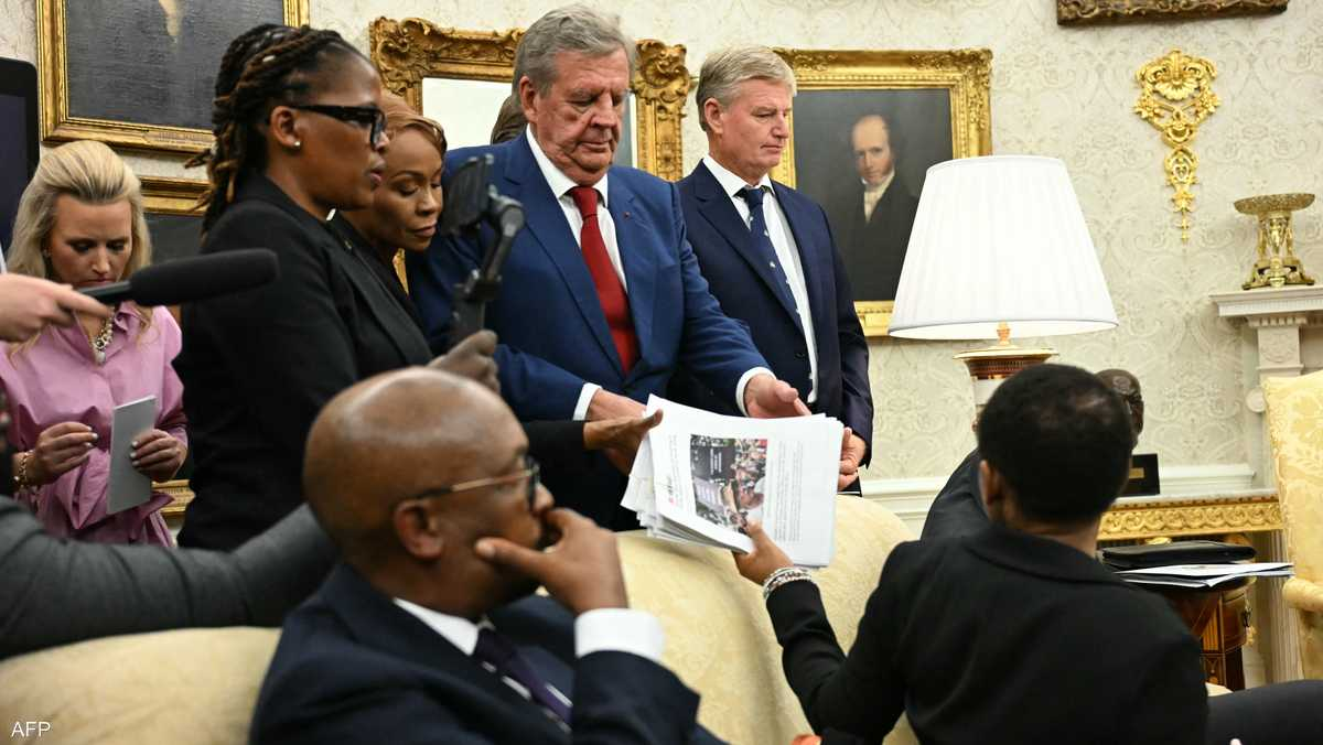 ترامب يفاجئ رئيس جنوب إفريقيا بأدلة "إبادة جماعية"