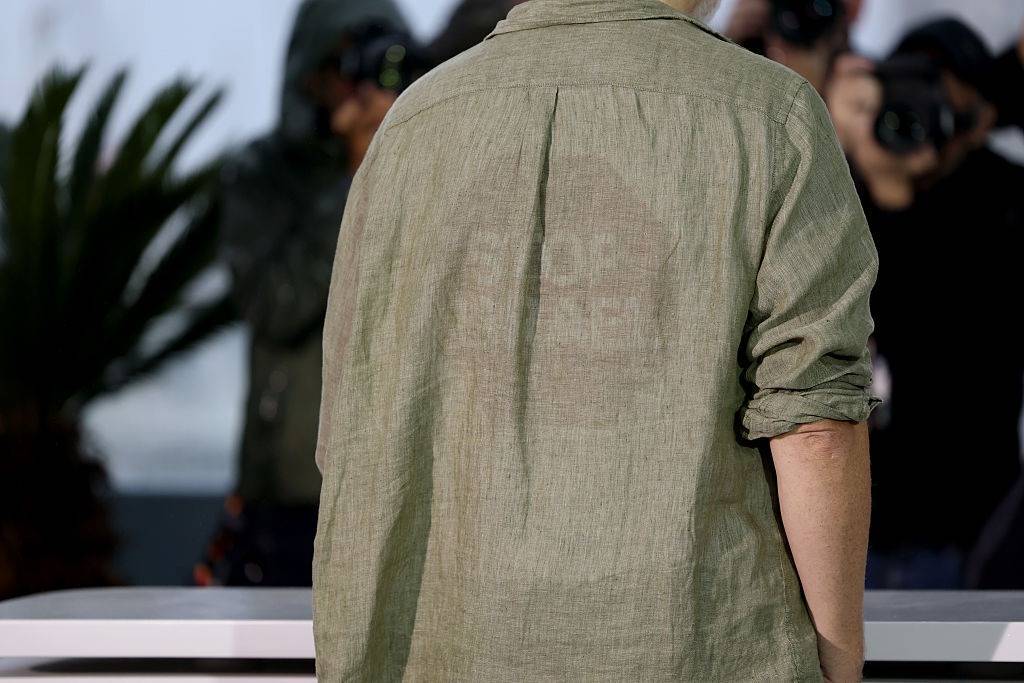 &laquo;مهرجان كان&raquo;.. جوليان أسانج يرتدي قميصا عليه أسماء نحو 5 آلاف طفل قتلوا في غزة