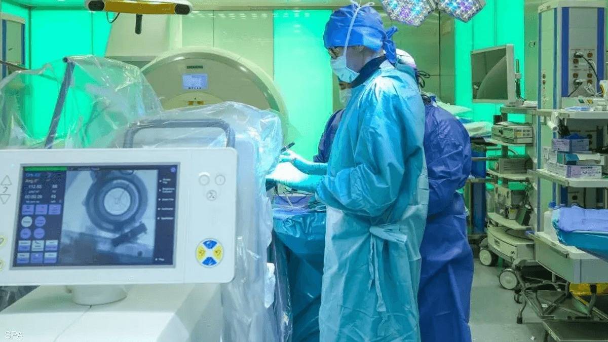 مستشفى سعودي يزرع أول جهاز ذكي داخل الدماغ