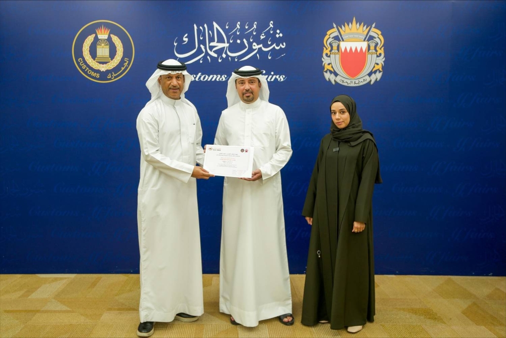 رئيس الجمارك يمنح عدداً من الشركات شهادة المشغل الاقتصادي المعتمد الخليجي