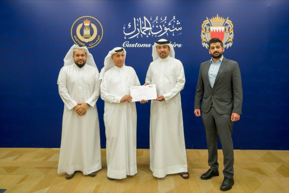 رئيس الجمارك يمنح عدداً من الشركات شهادة المشغل الاقتصادي المعتمد الخليجي