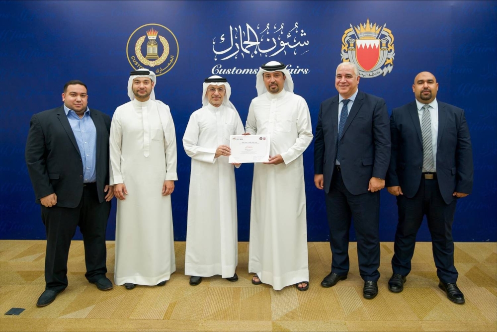 رئيس الجمارك يمنح عدداً من الشركات شهادة المشغل الاقتصادي المعتمد الخليجي