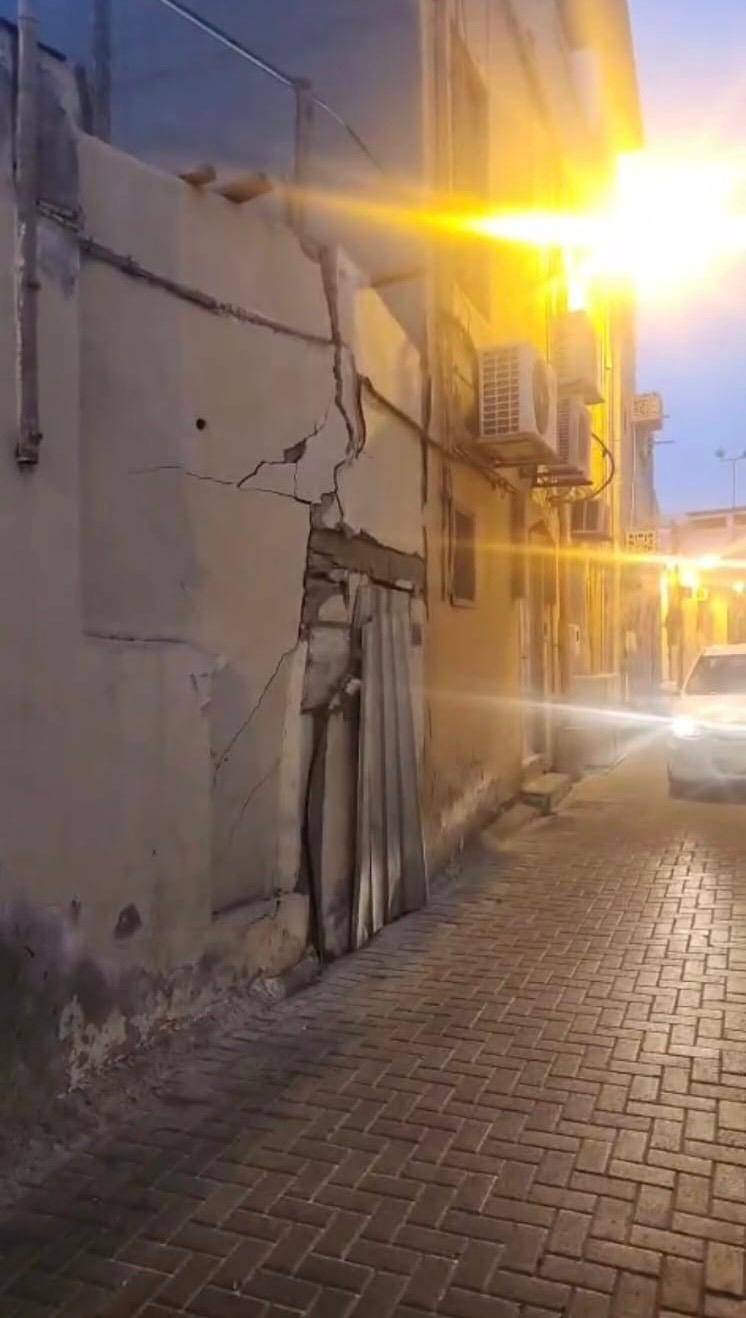 "البيوت الآيلة" تخنق المحرق.. جدران تتهاوى بين إهمال الورثة وتعقيدات الهدم!