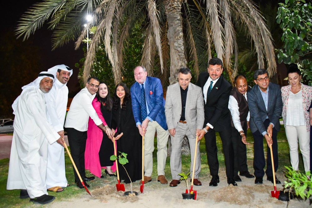 الظاعن تطلق مبادرة "بيدنا نزرعها" لتوزيع الشتلات المجانية بمشاركة الأهالي والسفراء