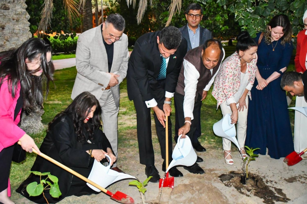 الظاعن تطلق مبادرة "بيدنا نزرعها" لتوزيع الشتلات المجانية بمشاركة الأهالي والسفراء