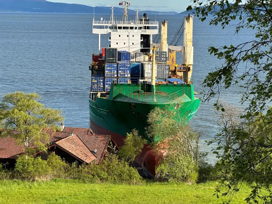 رجل نرويجي بقي نائماً بينما اقتحمت سفينة حديقة منزله