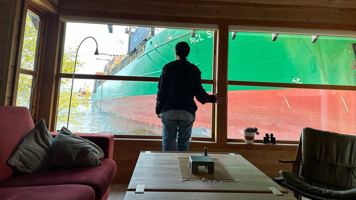 رجل نرويجي بقي نائماً بينما اقتحمت سفينة حديقة منزله