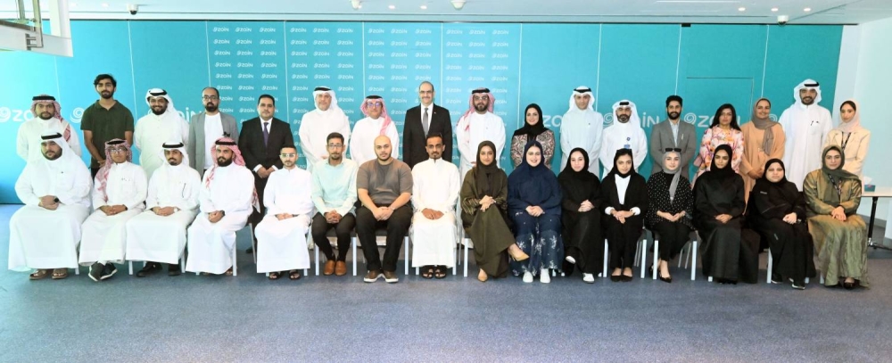 وزير الشئون القانونية ووزير العمل بالوكالة يطلع على جهود زين البحرين في مجال توظيف الكوادر الوطنية وتمكين الشباب