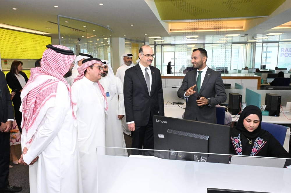 وزير الشئون القانونية ووزير العمل بالوكالة يطلع على جهود زين البحرين في مجال توظيف الكوادر الوطنية وتمكين الشباب