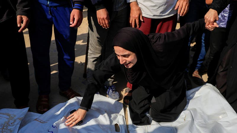 أثناء عملها.. طبيبة فلسطينية تستقبل جثامين أطفالها الـ9 في غزة