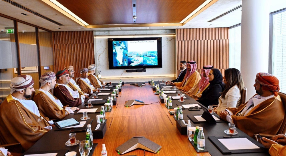 وزيرة الإسكان والتخطيط العمراني تبحث سبل التعاون مع نظيرها العُماني