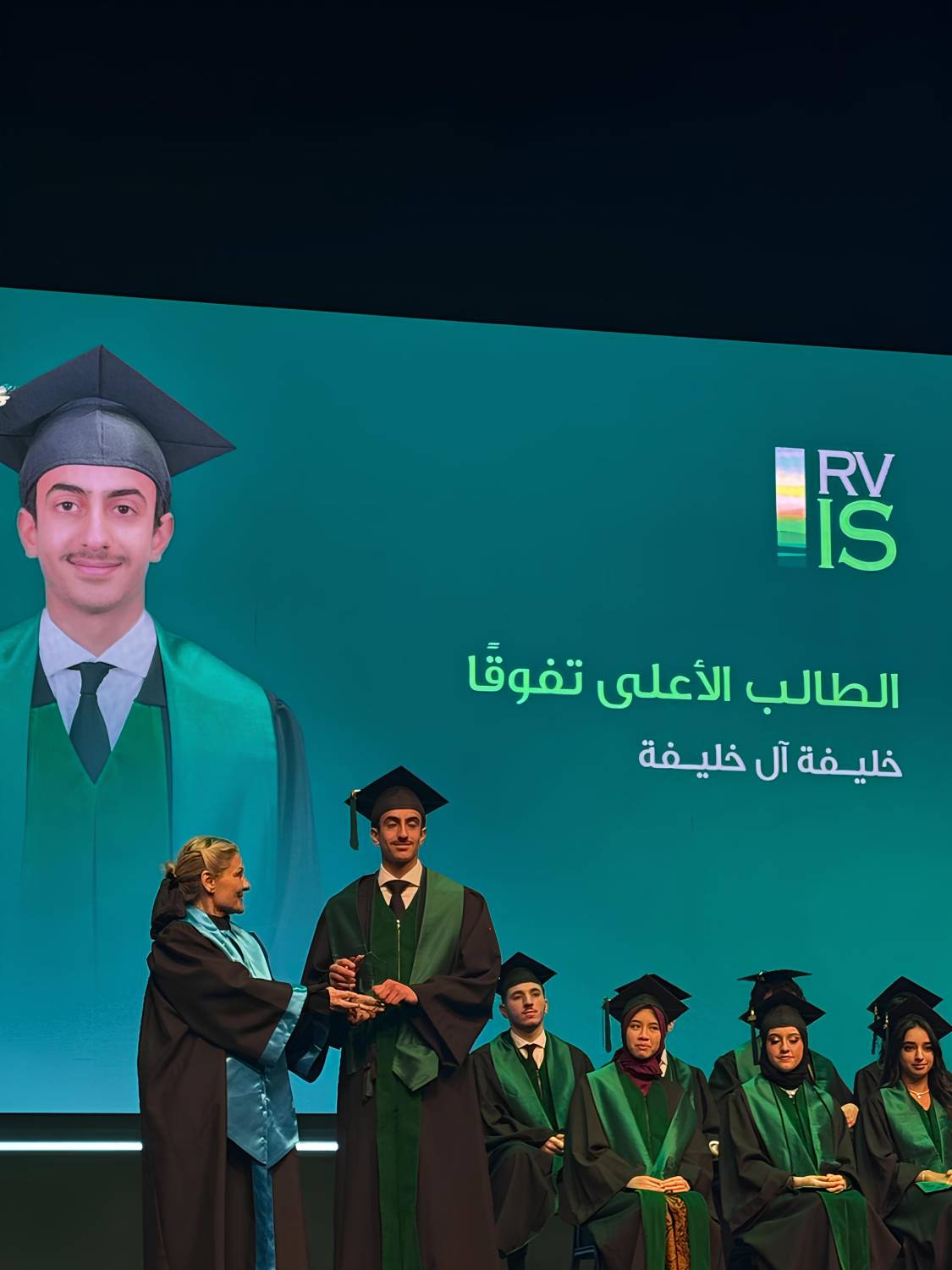 خليفة بن فهد يحتفل بتخرجه من "رفاع فيوز العالمية"