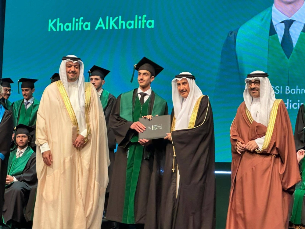 خليفة بن فهد يحتفل بتخرجه من "رفاع فيوز العالمية"