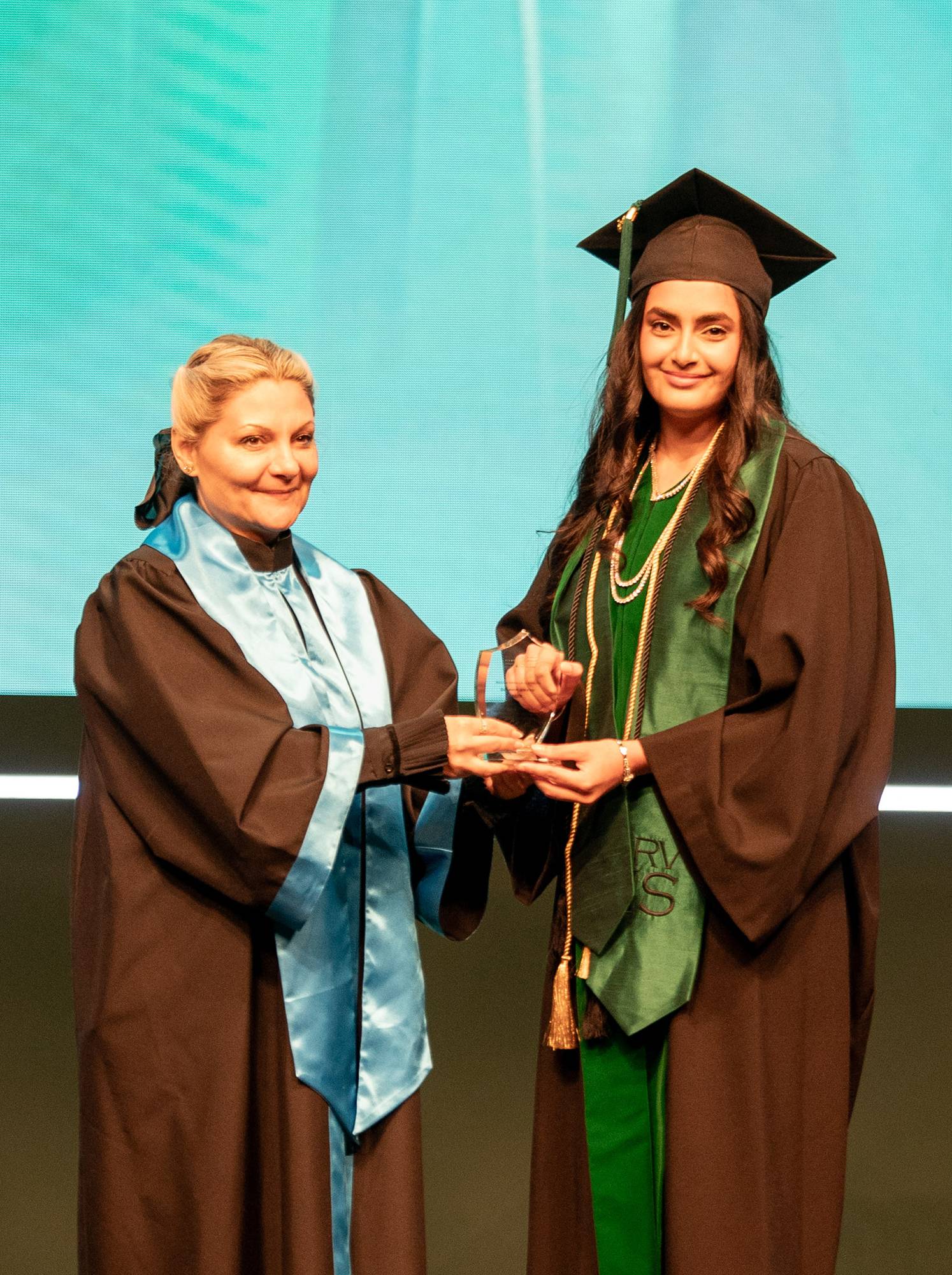 خالد بن عبد الله يشهد تخريج حفيدته مريم بنت عبد الله في مدرسة الرفاع فيوز الدولية