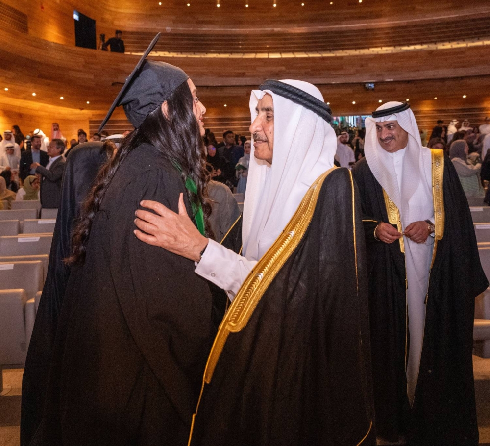 خالد بن عبد الله يشهد تخريج حفيدته مريم بنت عبد الله في مدرسة الرفاع فيوز الدولية