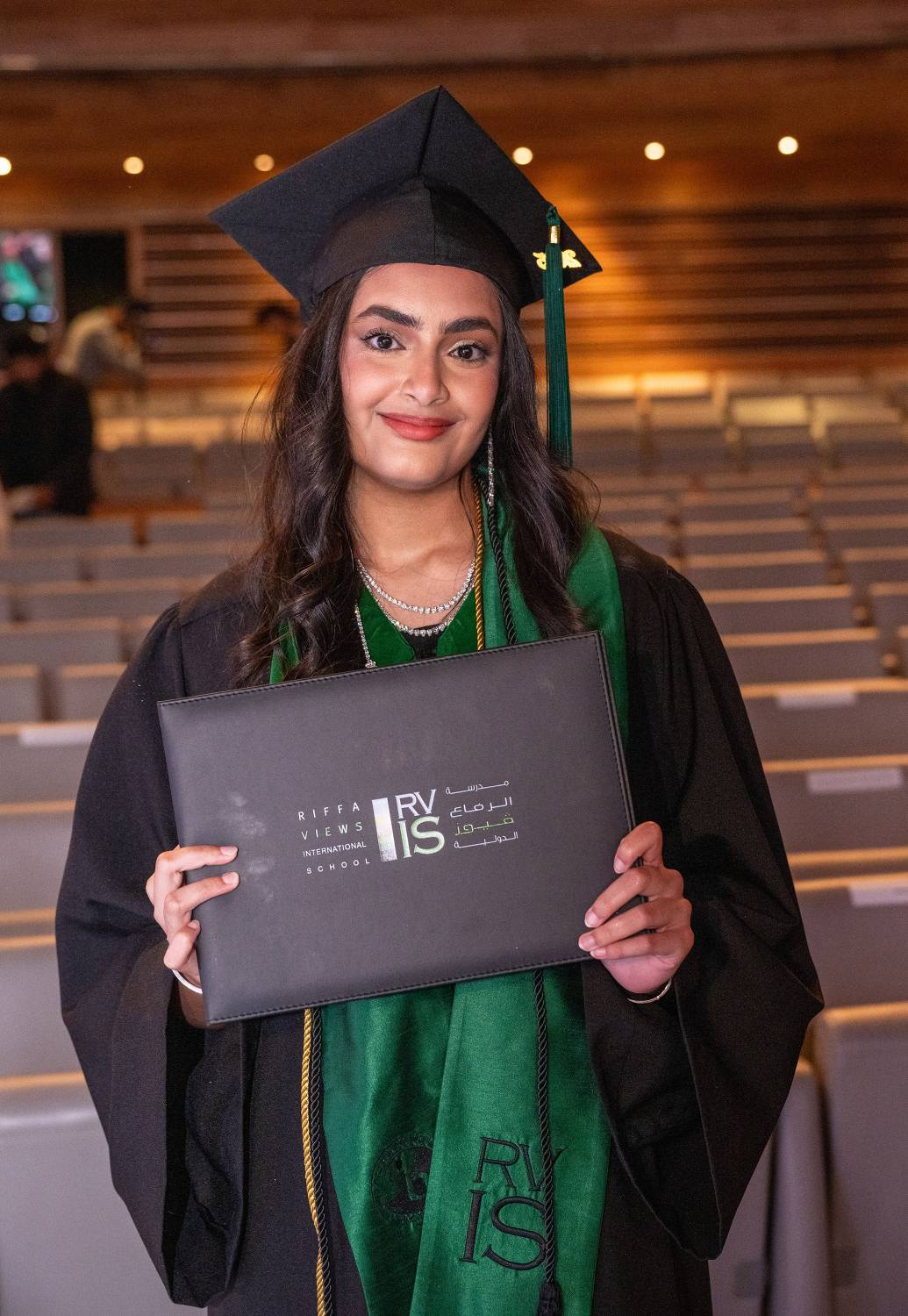 خالد بن عبد الله يشهد تخريج حفيدته مريم بنت عبد الله في مدرسة الرفاع فيوز الدولية