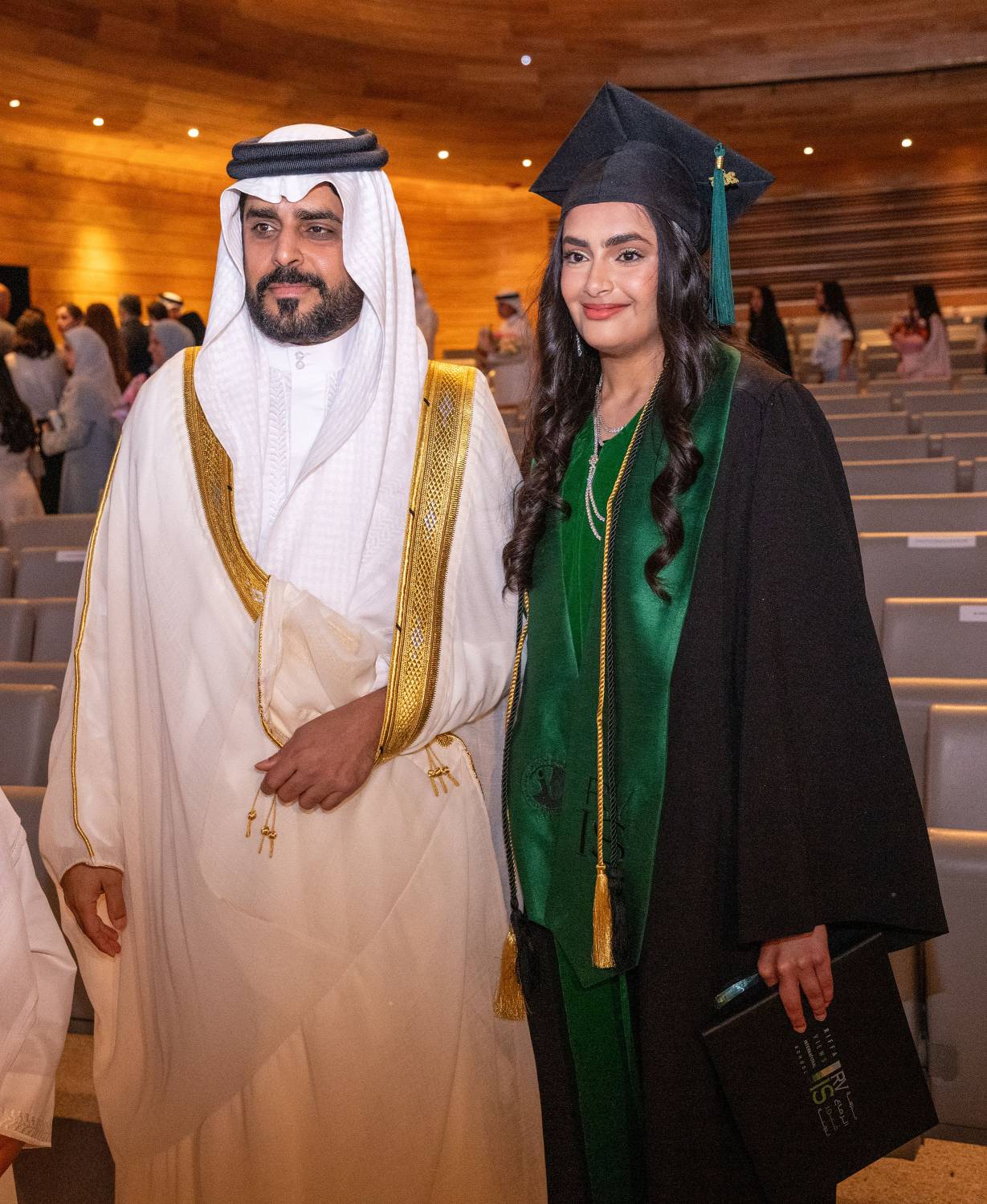 خالد بن عبد الله يشهد تخريج حفيدته مريم بنت عبد الله في مدرسة الرفاع فيوز الدولية