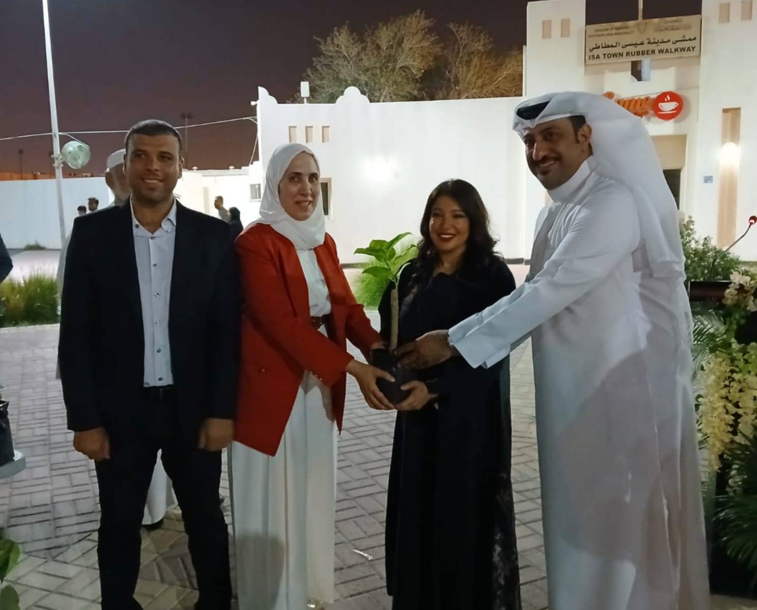 مها الشوربجي تكرّم الظاعن خلال احتفالية يوم السلام العالمي