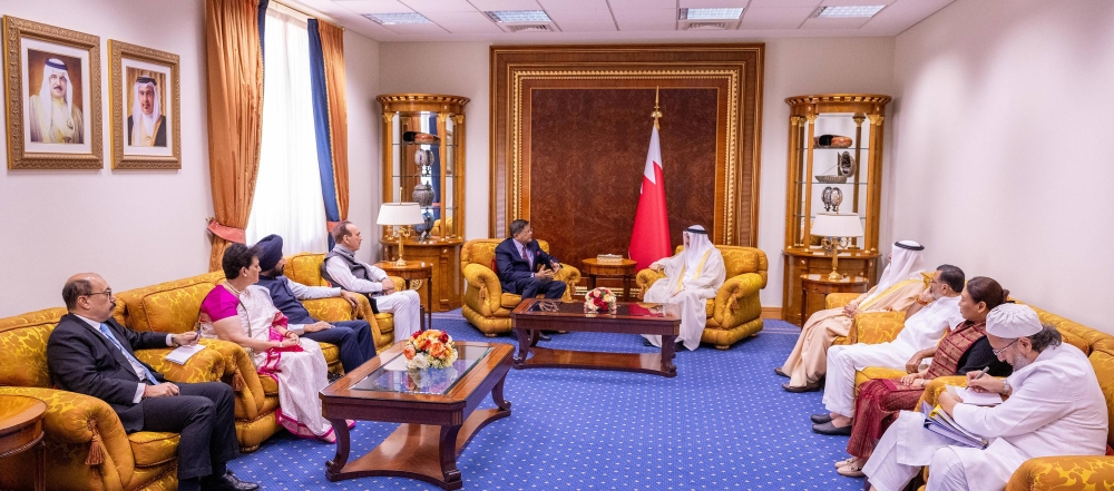 خالد بن عبد الله يلتقي وفداً هندياً رفيع المستوى