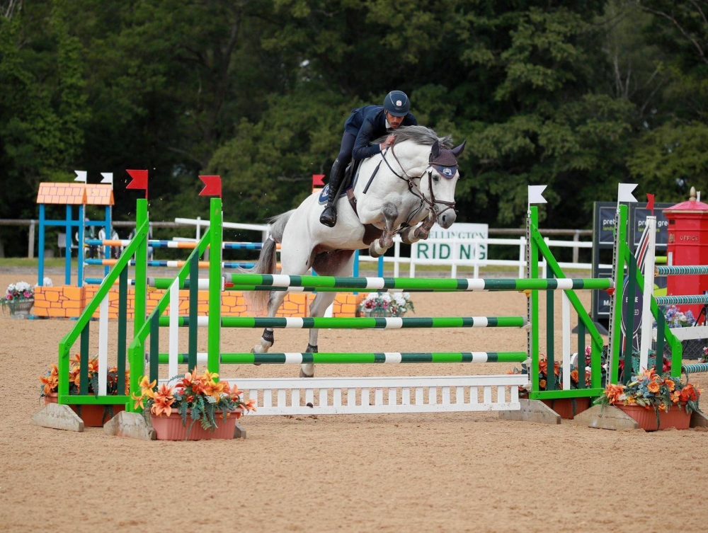 فريق وزارة الداخلية لقفز الحواجز يحقق المراكز الأولى في بطولة ويلنتون بالمملكة المتحدة