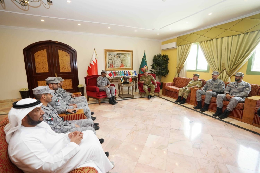 محمد بن عيسى آل خليفة يستقبل قائد الحرس الوطني الإماراتي