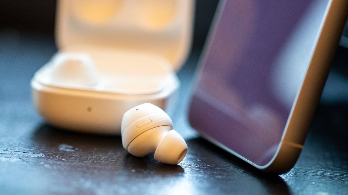 Galaxy Buds Core.. سماعات جديدة من سامسونج تقفز بعمر البطارية لمستوى جديد