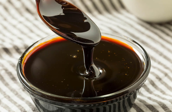 العسل الأسود.. فوائده للشعر والصحة مع تحذيرات مهمة