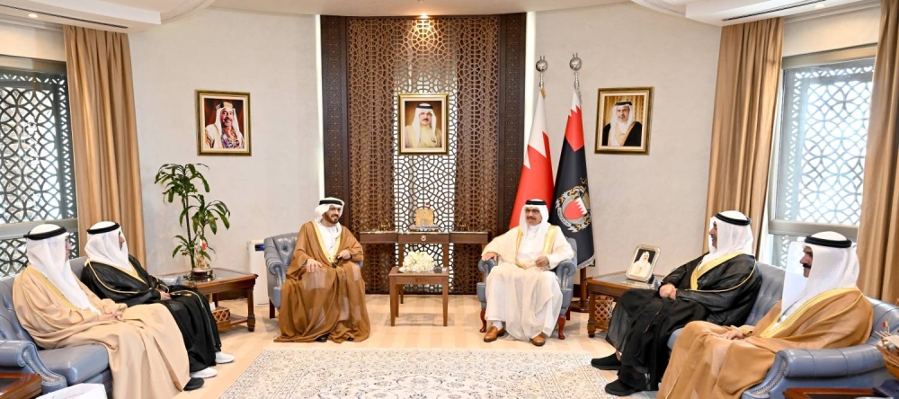 وزير الداخلية يستقبل نائب رئيس مجلس أمناء مركز الإمارات للدراسات