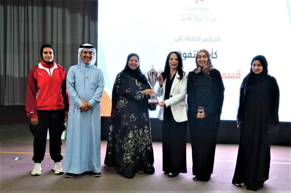 وزارة التربية والتعليم تتوج المدارس الفائزة بكؤوس التفوق الرياضي