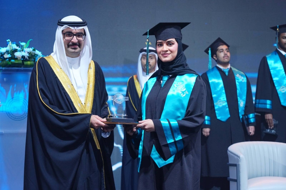 محافظ الجنوبية يشهد حفل تخريج طلبة مدرسة النسيم الدولية