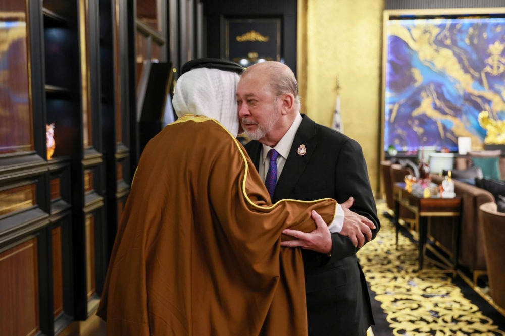 ولي العهد رئيس مجلس الوزراء يلتقي ملك ماليزيا