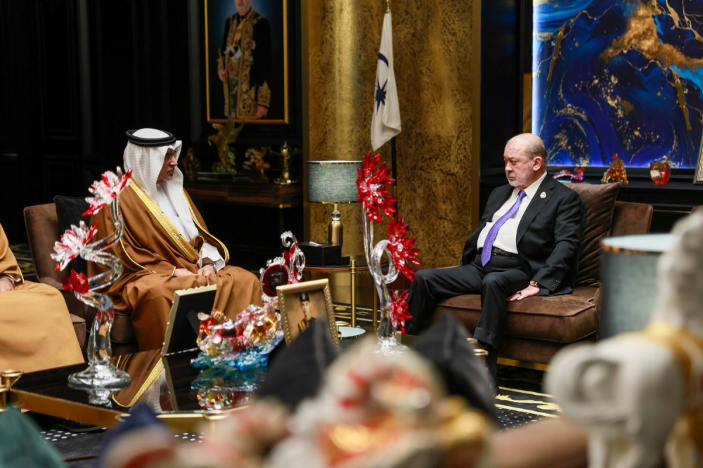 ولي العهد رئيس مجلس الوزراء يلتقي ملك ماليزيا