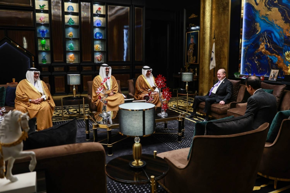 ولي العهد رئيس مجلس الوزراء يلتقي ملك ماليزيا