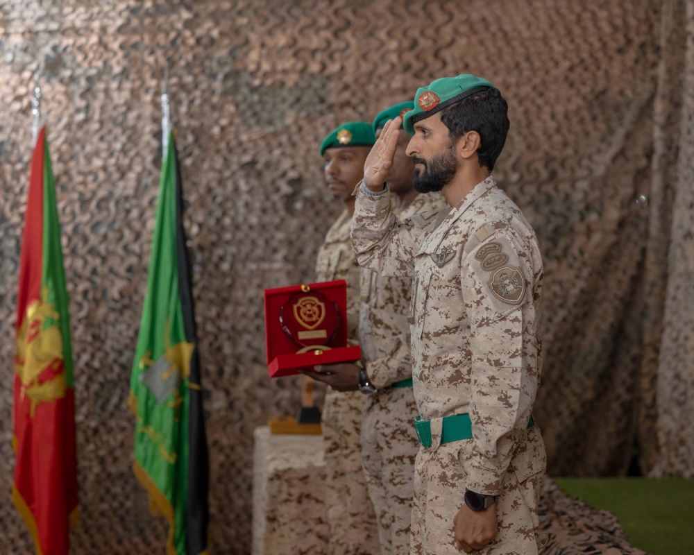 ناصر بن حمد يُشرّف حفل تخريج إحدى الدورات المتخصصة بالحرس الملكي