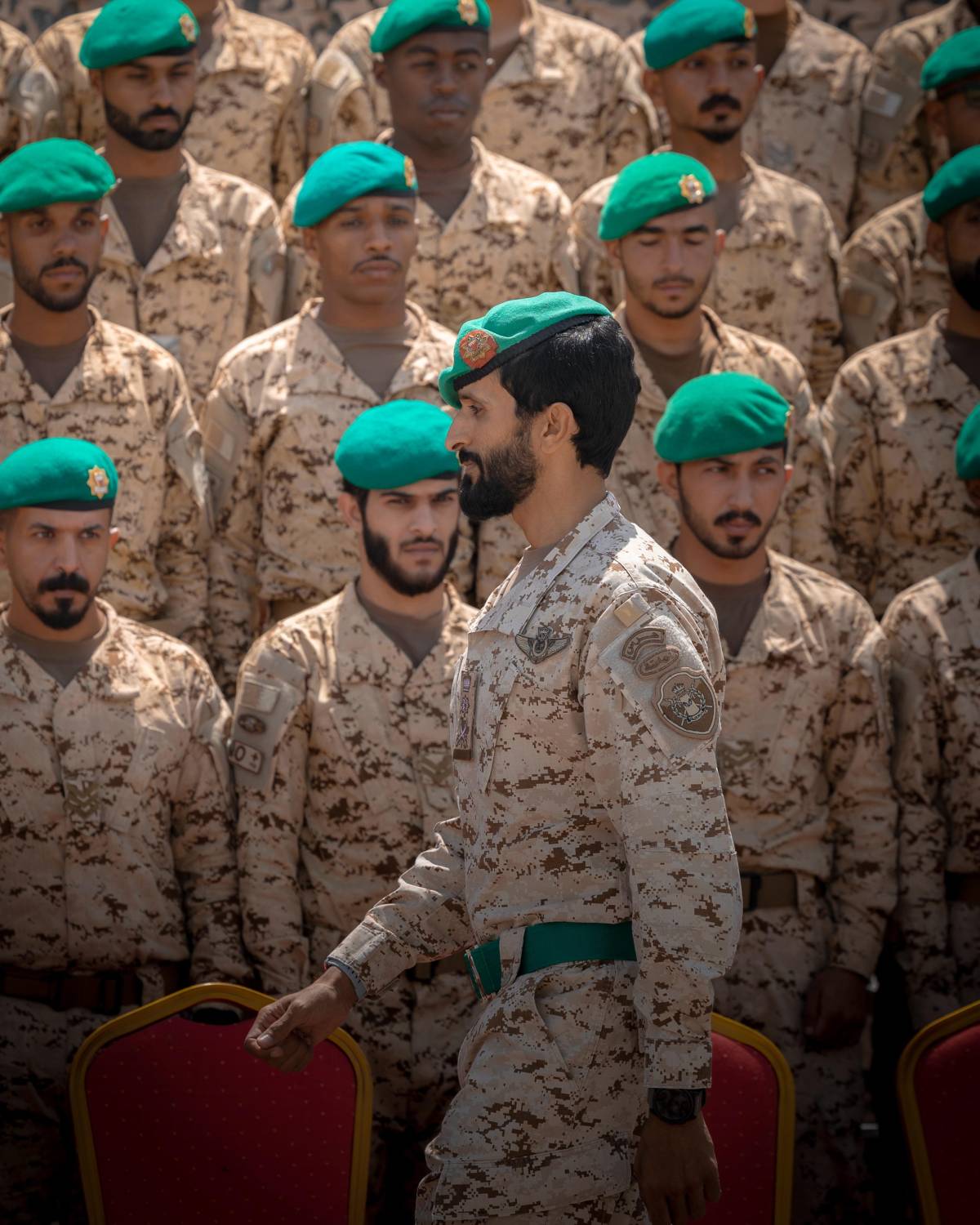 ناصر بن حمد يُشرّف حفل تخريج إحدى الدورات المتخصصة بالحرس الملكي