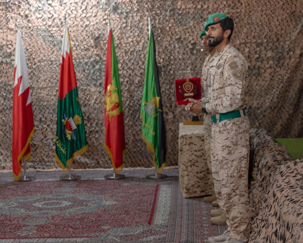 ناصر بن حمد يُشرّف حفل تخريج إحدى الدورات المتخصصة بالحرس الملكي