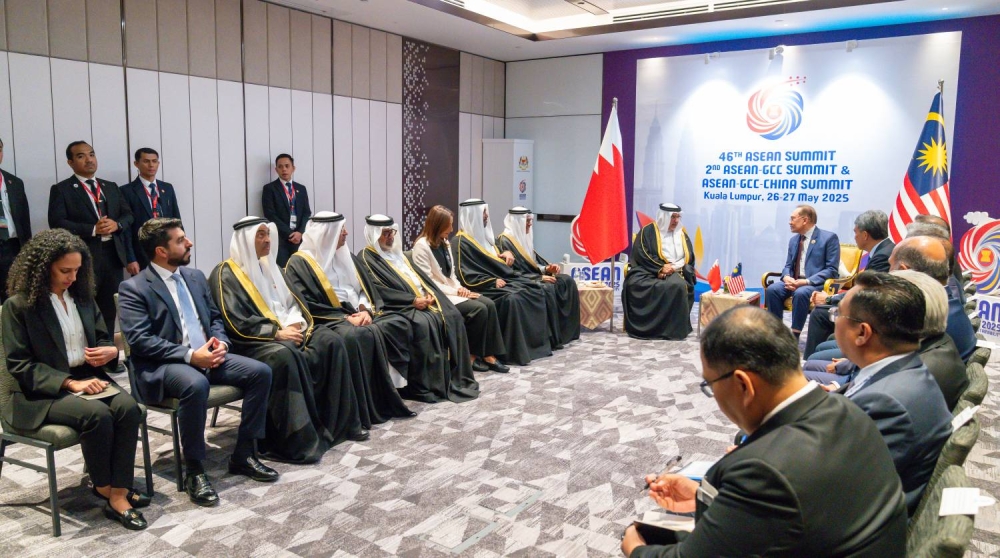 ولي العهد رئيس الوزراء يؤكد الحرص على مواصلة تعزيز العلاقات الثنائية الوثيقة التي تجمع البحرين وماليزيا