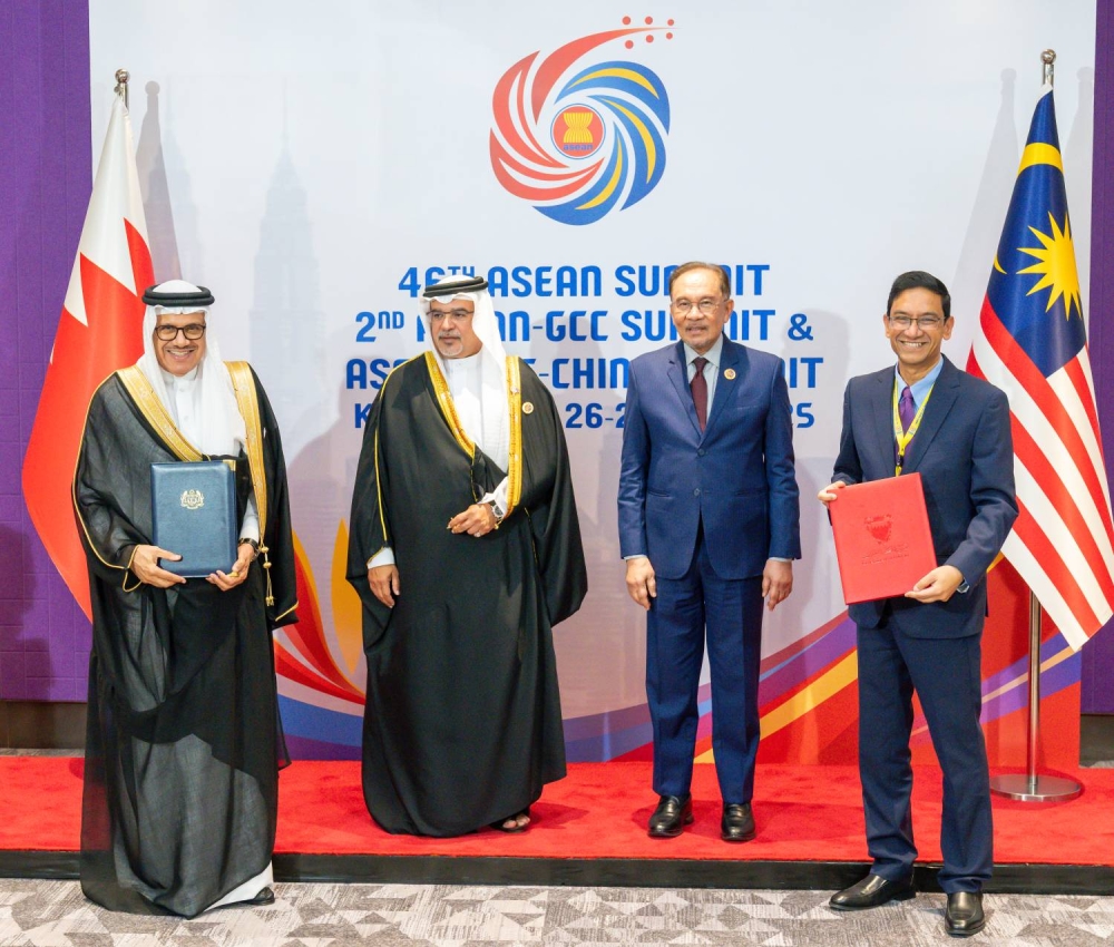 ولي العهد رئيس الوزراء يؤكد الحرص على مواصلة تعزيز العلاقات الثنائية الوثيقة التي تجمع البحرين وماليزيا