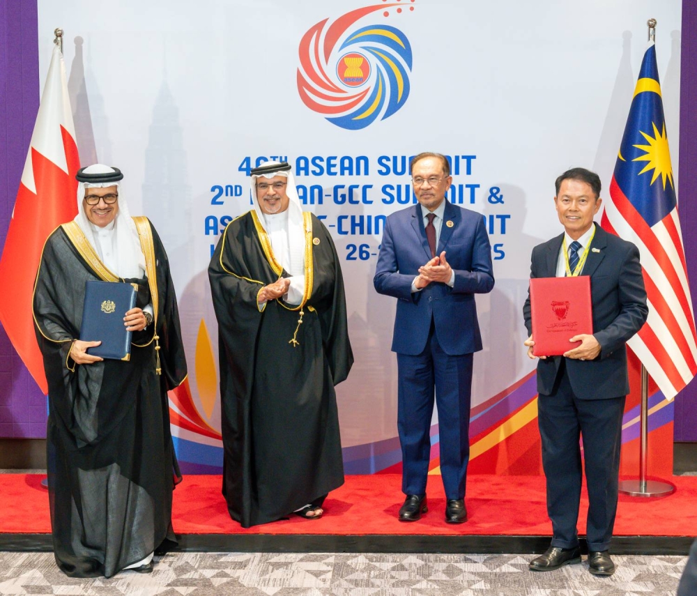 ولي العهد رئيس الوزراء يؤكد الحرص على مواصلة تعزيز العلاقات الثنائية الوثيقة التي تجمع البحرين وماليزيا