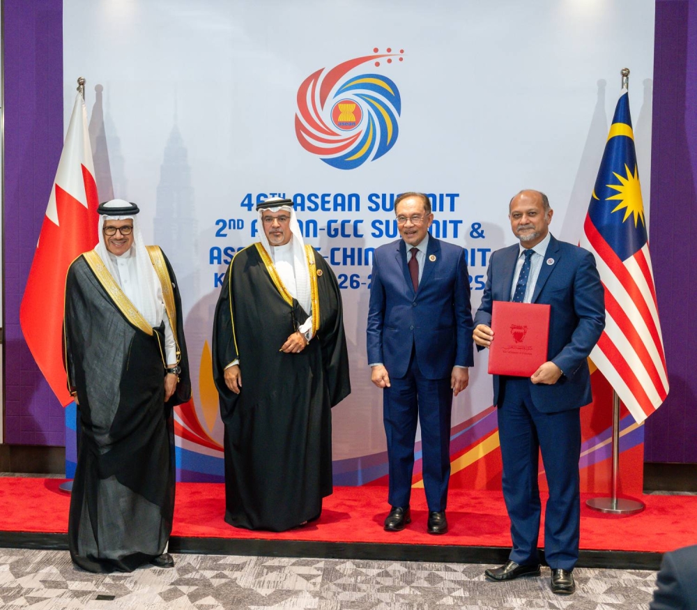 ولي العهد رئيس الوزراء يؤكد الحرص على مواصلة تعزيز العلاقات الثنائية الوثيقة التي تجمع البحرين وماليزيا