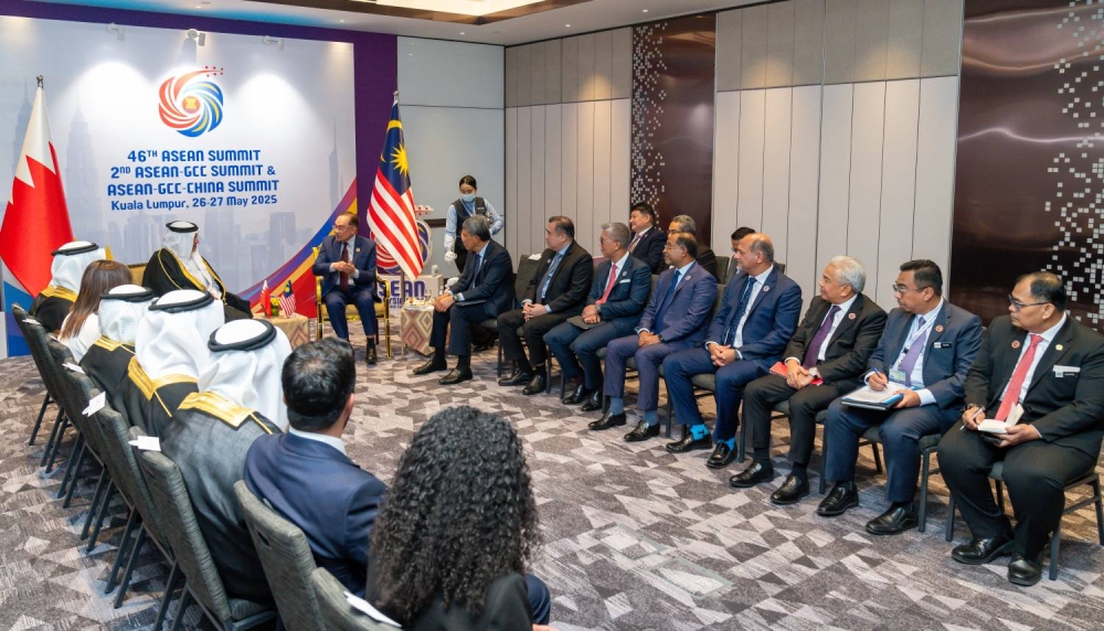 ولي العهد رئيس الوزراء يؤكد الحرص على مواصلة تعزيز العلاقات الثنائية الوثيقة التي تجمع البحرين وماليزيا