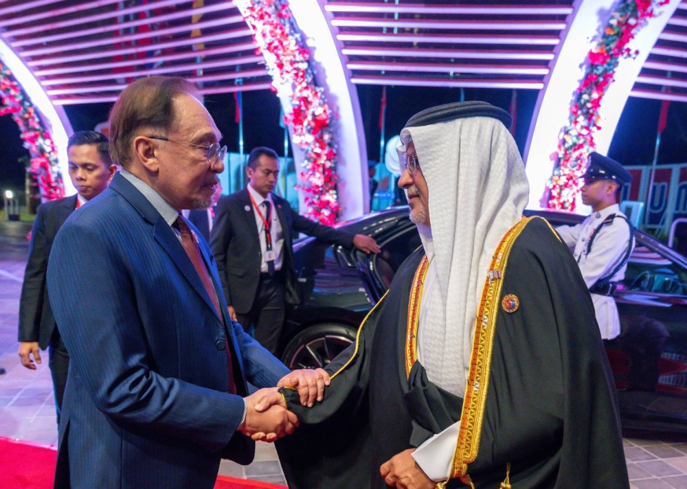 ولي العهد رئيس الوزراء يؤكد الحرص على مواصلة تعزيز العلاقات الثنائية الوثيقة التي تجمع البحرين وماليزيا