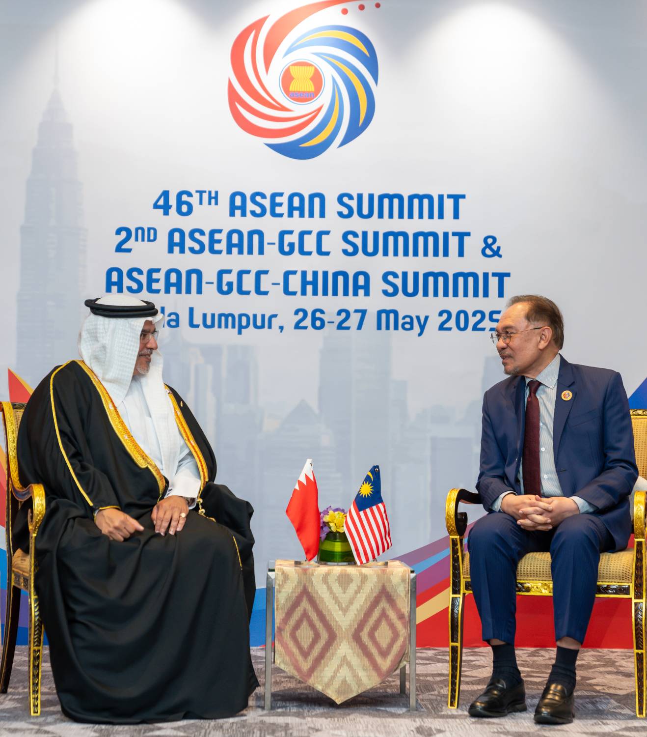 ولي العهد رئيس الوزراء يؤكد الحرص على مواصلة تعزيز العلاقات الثنائية الوثيقة التي تجمع البحرين وماليزيا