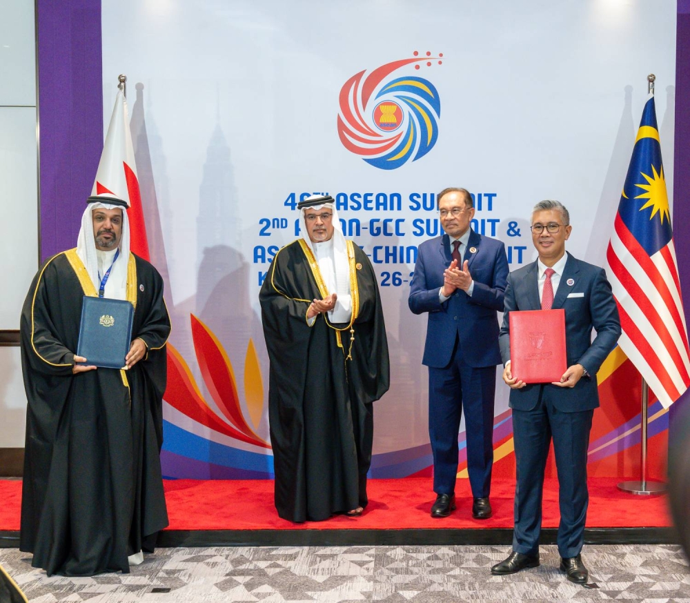 ولي العهد رئيس الوزراء يؤكد الحرص على مواصلة تعزيز العلاقات الثنائية الوثيقة التي تجمع البحرين وماليزيا