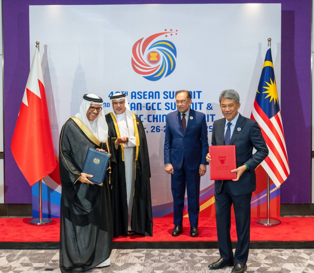 ولي العهد رئيس الوزراء يؤكد الحرص على مواصلة تعزيز العلاقات الثنائية الوثيقة التي تجمع البحرين وماليزيا