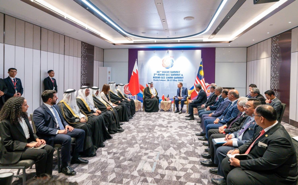 ولي العهد رئيس الوزراء يؤكد الحرص على مواصلة تعزيز العلاقات الثنائية الوثيقة التي تجمع البحرين وماليزيا