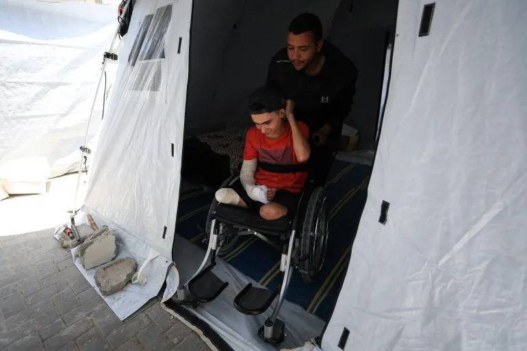 القصف الإسرائيلي يفقد لاعب جمباز ساقيه ويقتل حلمه في غزة